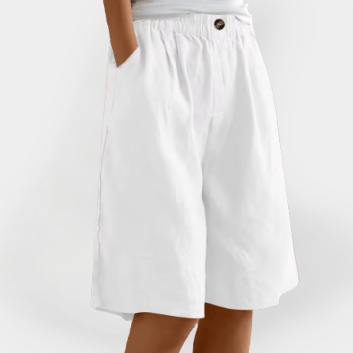 Foldede dame sommer shorts med elastisk talje og lommer, klar til en nem og komfortabel sommergarderobe.