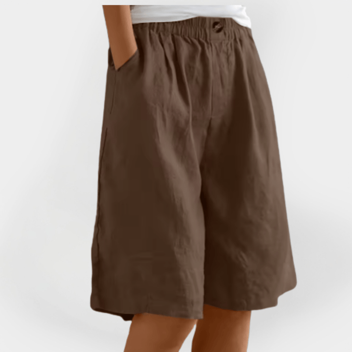 Lifestyle billede af dame sommer shorts, perfekt til afslappede dage, sommerferie og komfortabel dame mode.