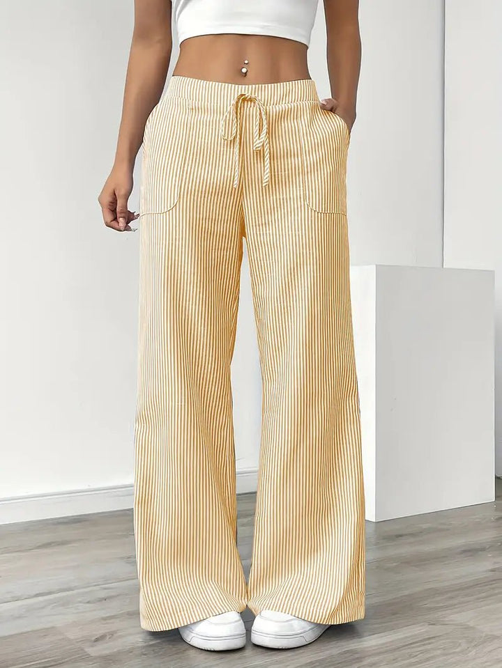 Dame stribede wide leg bukser med lommer, ideelle til sommer. Afslappede og stilfulde sommerbukser.
