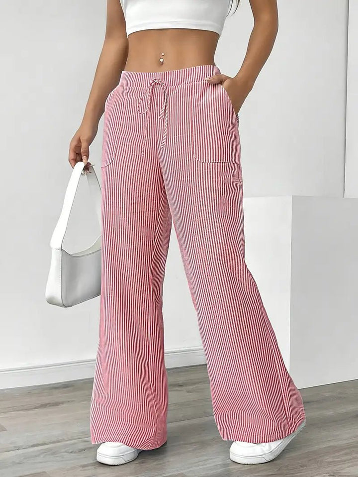 Casual wide leg bukser til kvinder i stribet design med lommer. Behagelige sommerbukser.