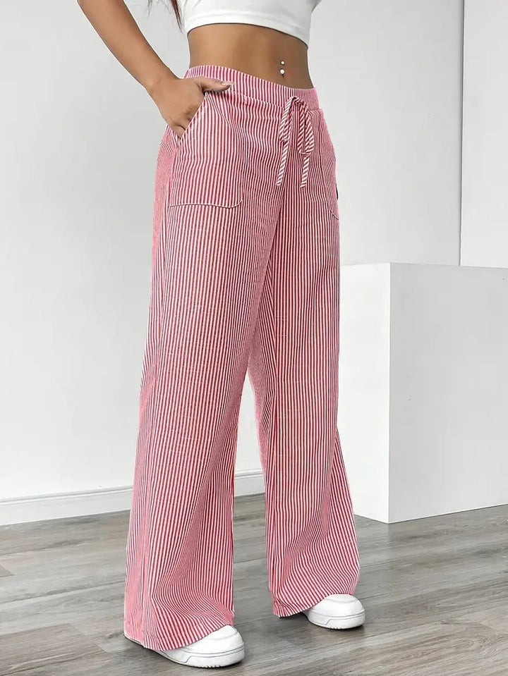Trendy stribede wide leg bukser med lommer, designet for komfort og stil i sommervarmen.