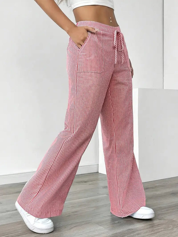 Letvægts stribede wide leg bukser til damer med lommer. Ideelle casual bukser til sommer.