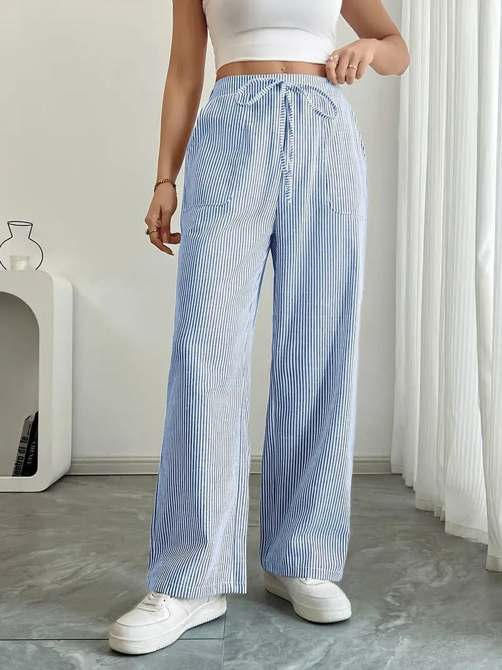 Stribede sommerbukser med wide leg pasform og lommer, der tilbyder stil og frihed for kvinder.