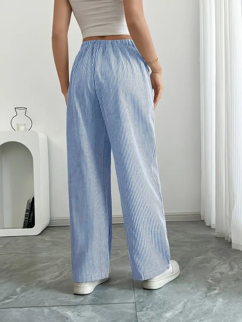 Elegant stribet wide leg bukser til kvinder med lommer. Alsidige og komfortable til sommerdage.