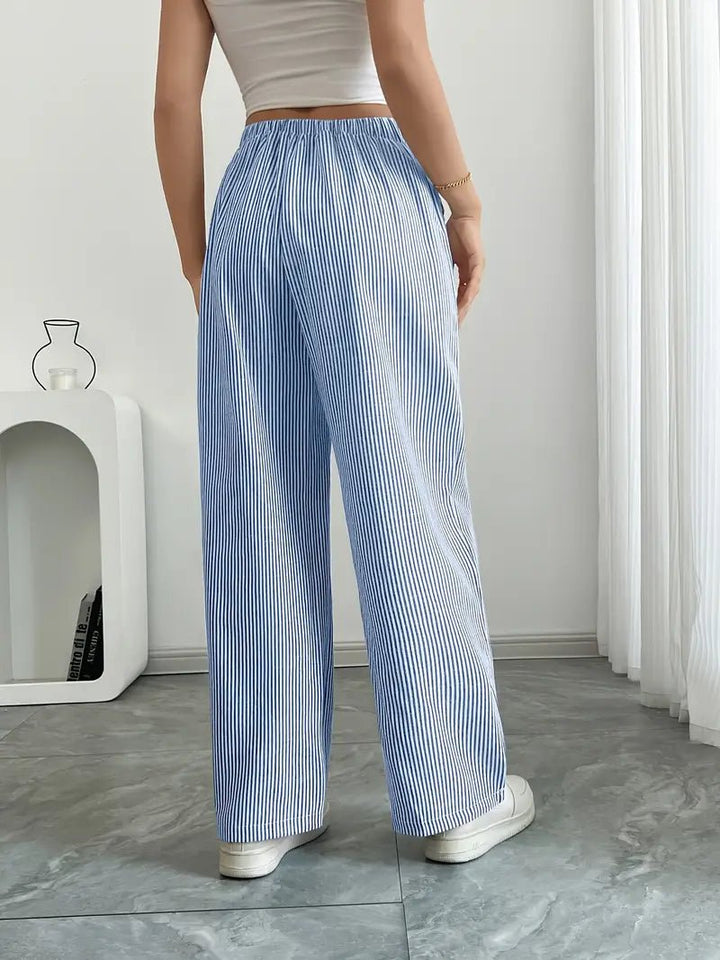 Elegant stribet wide leg bukser til kvinder med lommer. Alsidige og komfortable til sommerdage.