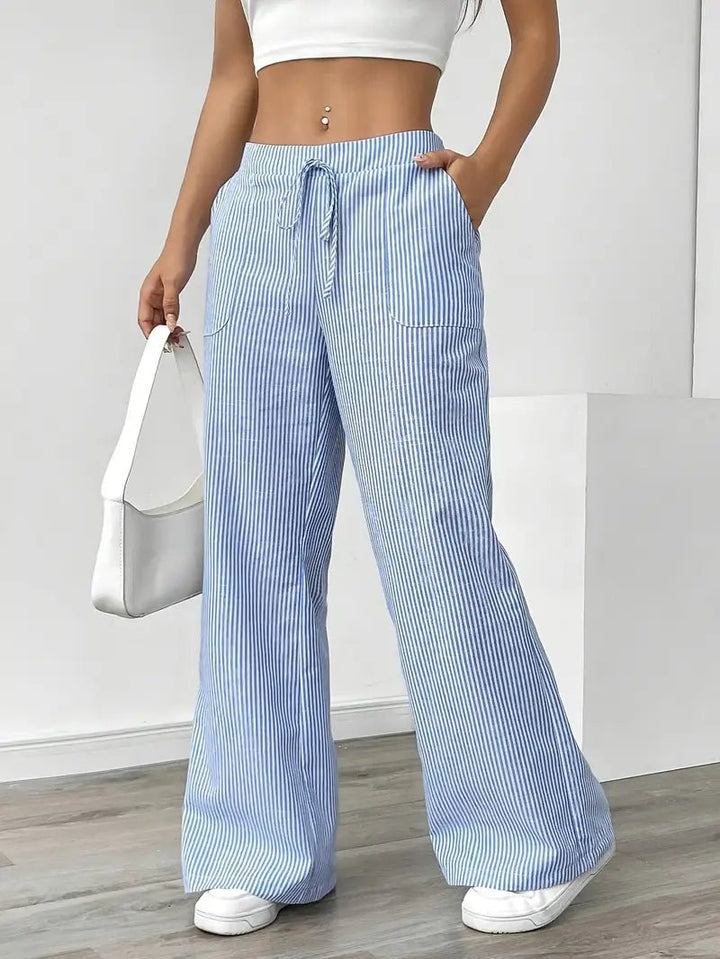 Perfekte sommerbukser: Stribede wide leg bukser med lommer til damer. Moderne og behagelige.