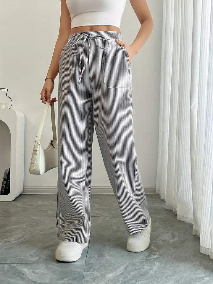 Komfortable stribede wide leg bukser med lommer til kvinder. Ideelle casual bukser til sommer.