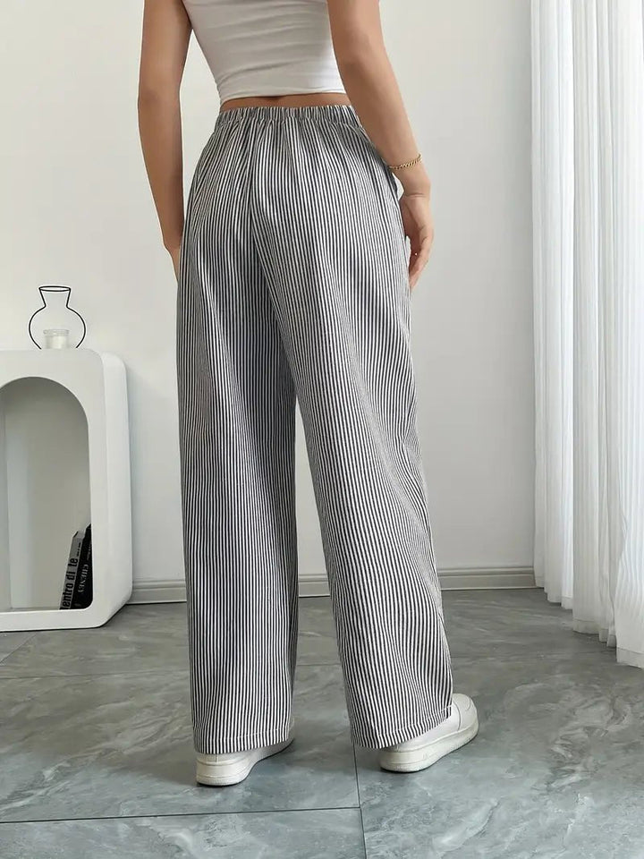Stilfulde stribede wide leg bukser med lommer til damer. Perfekte til sommerens afslappede look.