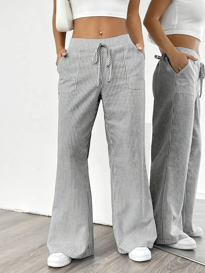 Sommerlige wide leg bukser til kvinder med striber og praktiske lommer. Perfekt afslappet stil.