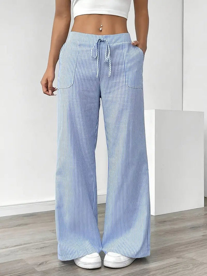 Stribede damebukser med vidde ben og lommer. Casual look, lette og åndbare til sommer.