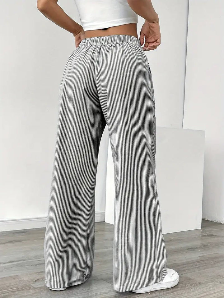 Trendy stribede wide leg bukser med lommer. Damebukser der kombinerer komfort og sommerstil.
