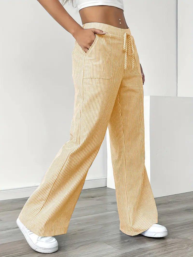 Dame stribede bukser med wide leg pasform og lommer. Letvægts sommerbukser til en afslappet stil.