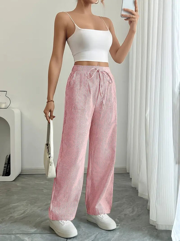 Stilfulde wide leg bukser til damer med klassiske striber og lommer. Ultimative sommerbukser.