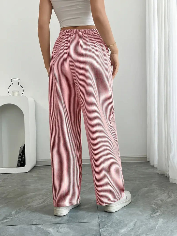 Komfortable sommerlige stribede wide leg bukser med lommer til kvinder. Trendy og funktionelle.