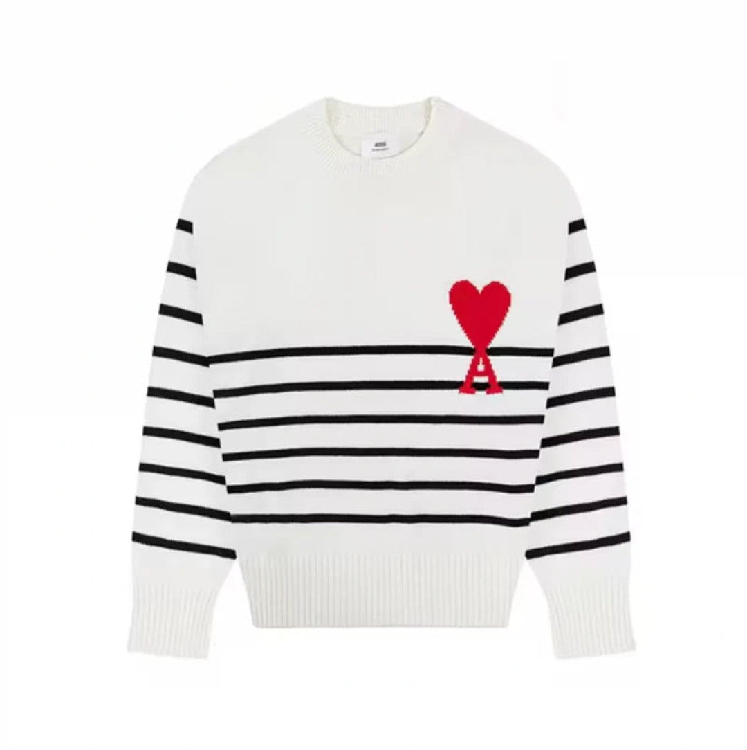 Varm strik sweater. Alsidig dame trøje for stilfuld komfort i koldt vejr.