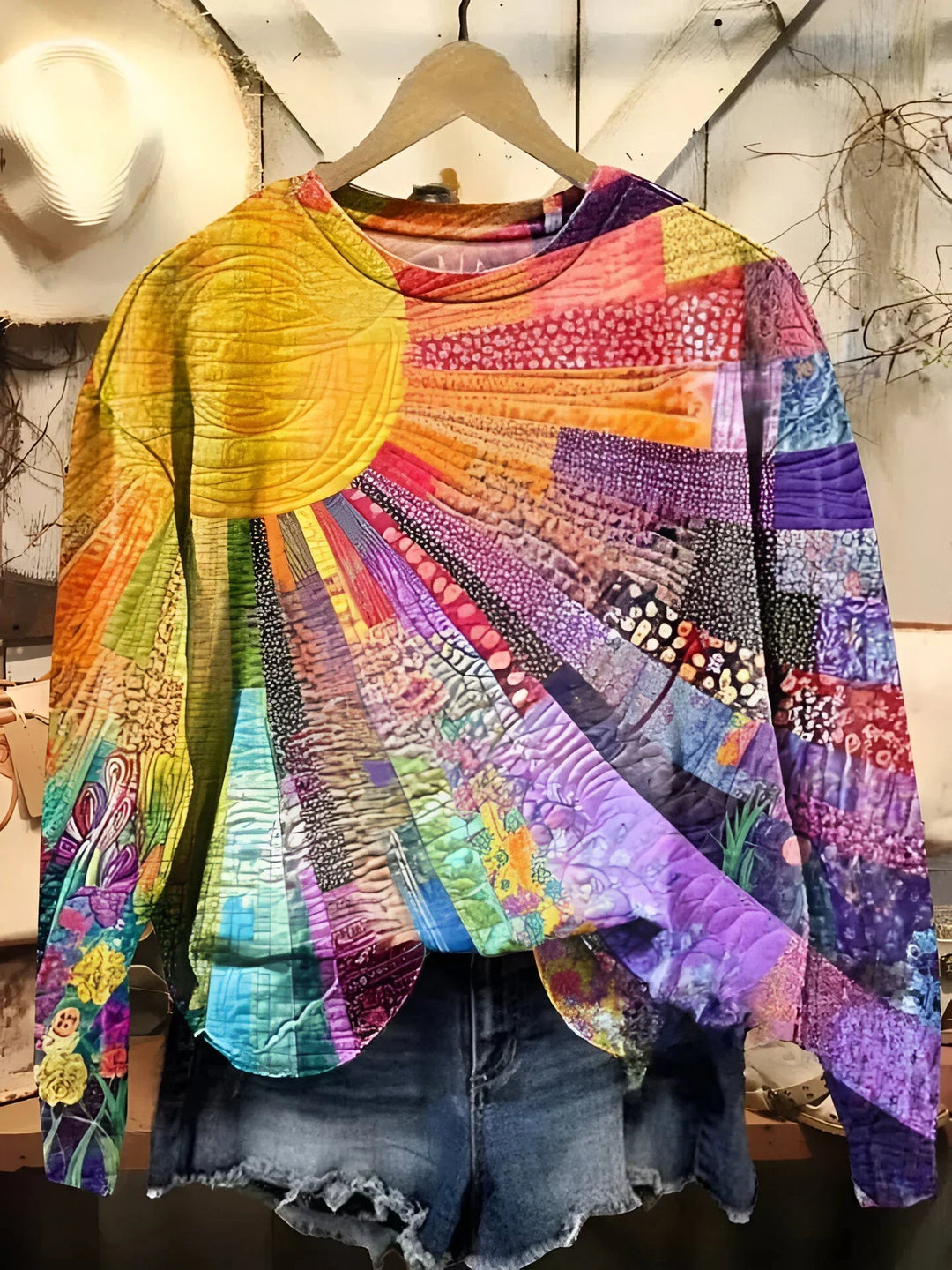 Dame sweatshirt med farverigt sol-collage design. Unik og afslappet mode til kvinder.