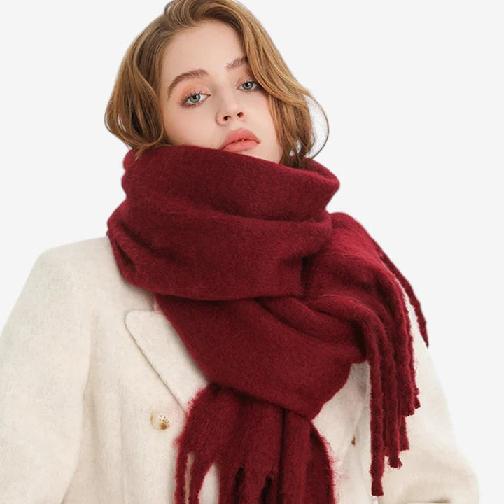 Frynse tørklæde i wrap design, perfekt til kvindemode og vintertilbehør.