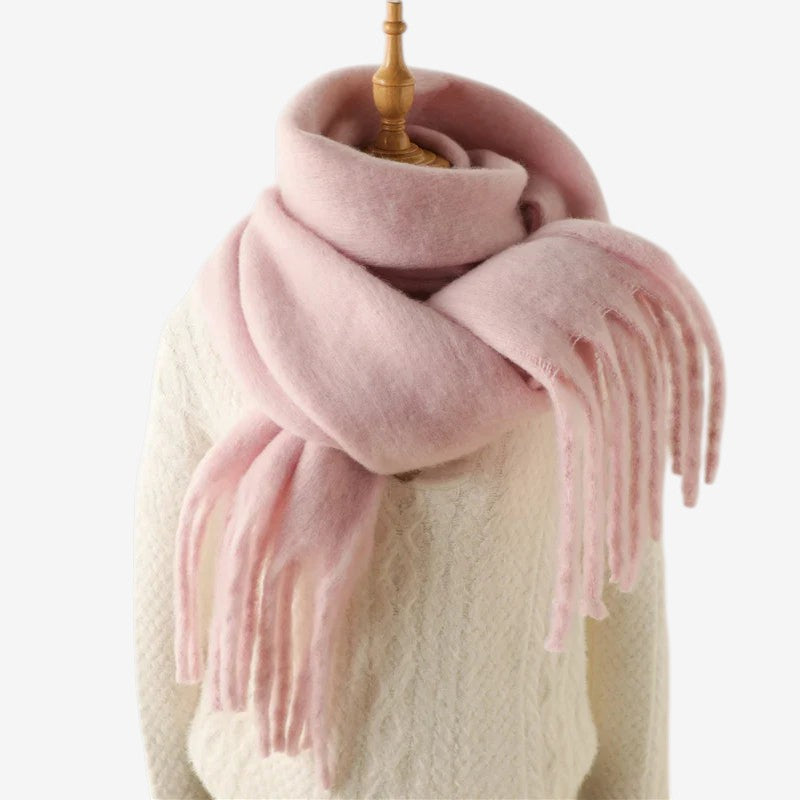 Kvinde tørklæde med unikt wrap design og store frynser, alsidigt og moderne.