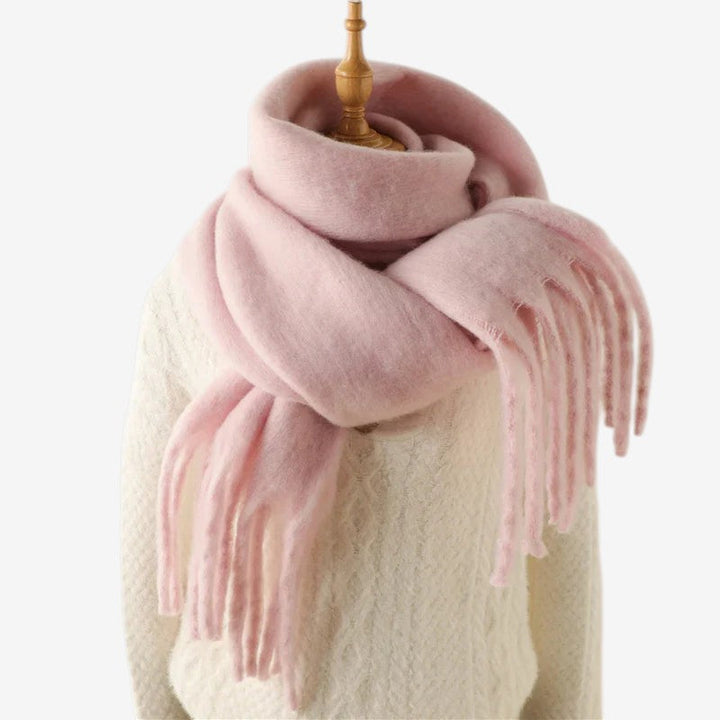Kvinde tørklæde med unikt wrap design og store frynser, alsidigt og moderne.