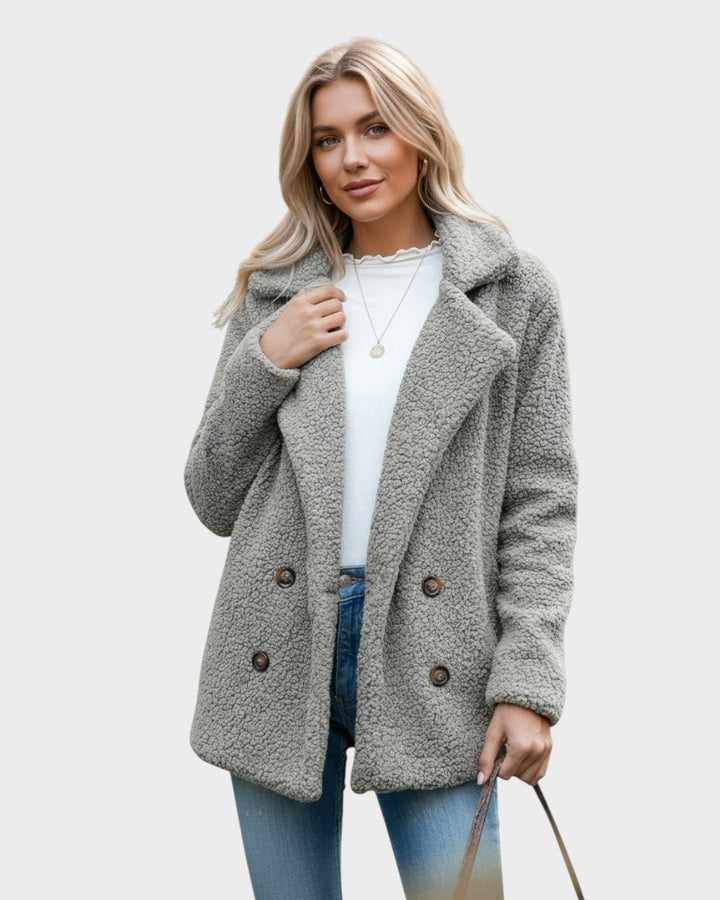 Modebevidst damefrakke. Elegant teddyfleece frakke, der holder dig varm og stilfuld i vinterkulden.