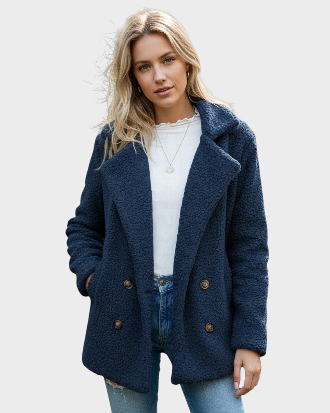 Varm damefrakke i blød teddyfleece. Komfortabel og klassisk design til kolde dage udendørs.