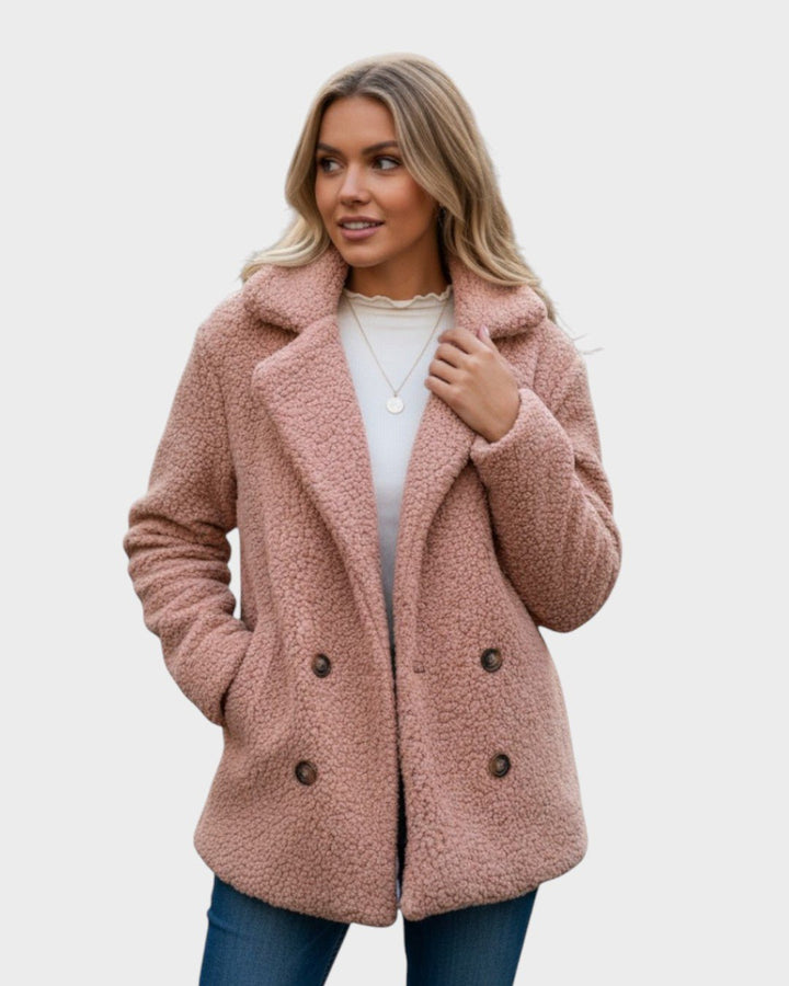 Stilfuld og varm damefrakke. Teddyfleece frakke perfekt til efterår og vinter, også i store størrelser.