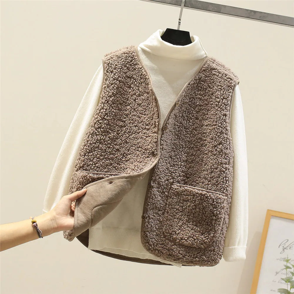 Varm teddyvest til damer med praktisk knaplukning og lommer. Casual, stilfuld damevest til hverdagsbrug hele vinteren.