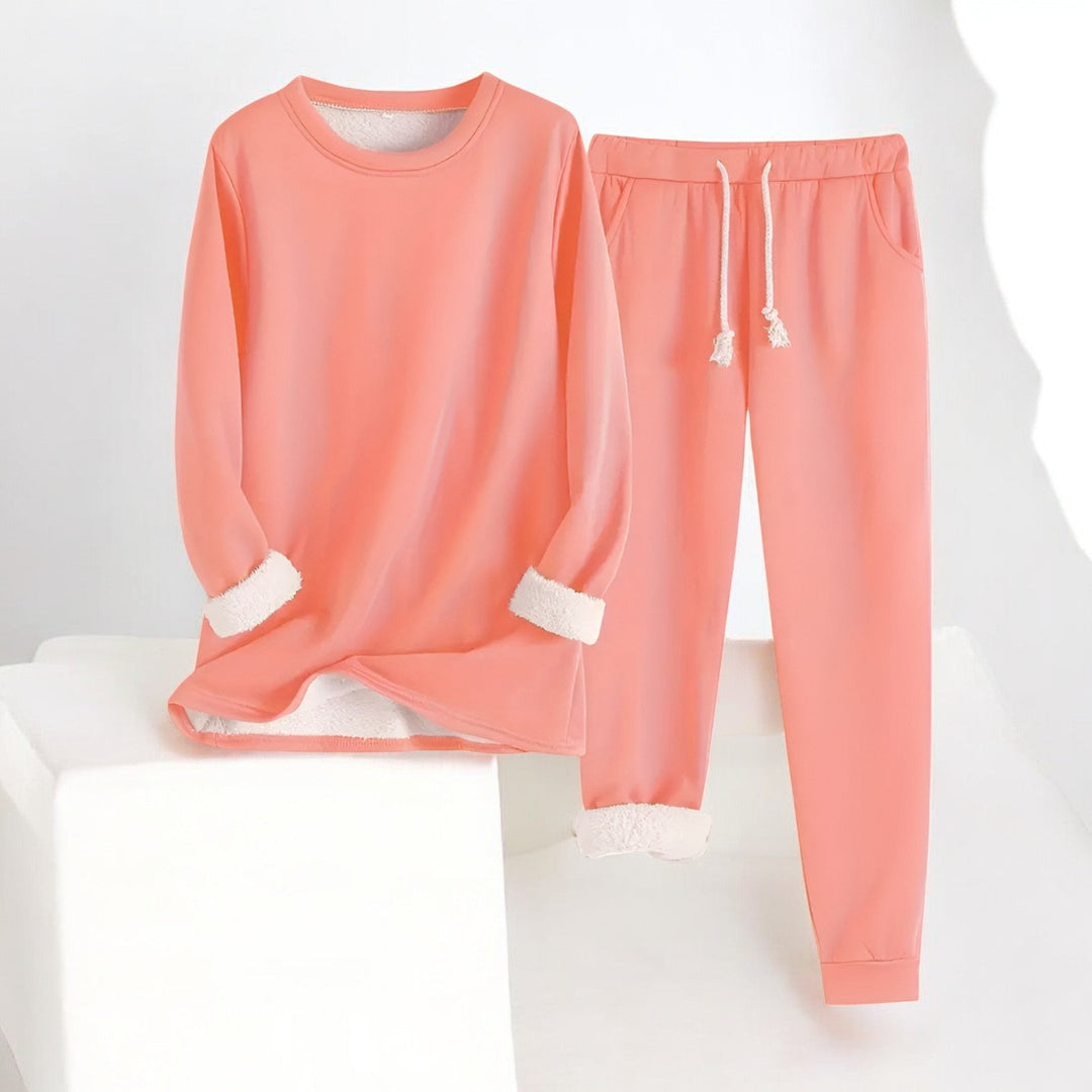Varmt termisk dame fleecesæt til vinter. Komfortabelt outfit sæt og blødt loungewear for kvinder.