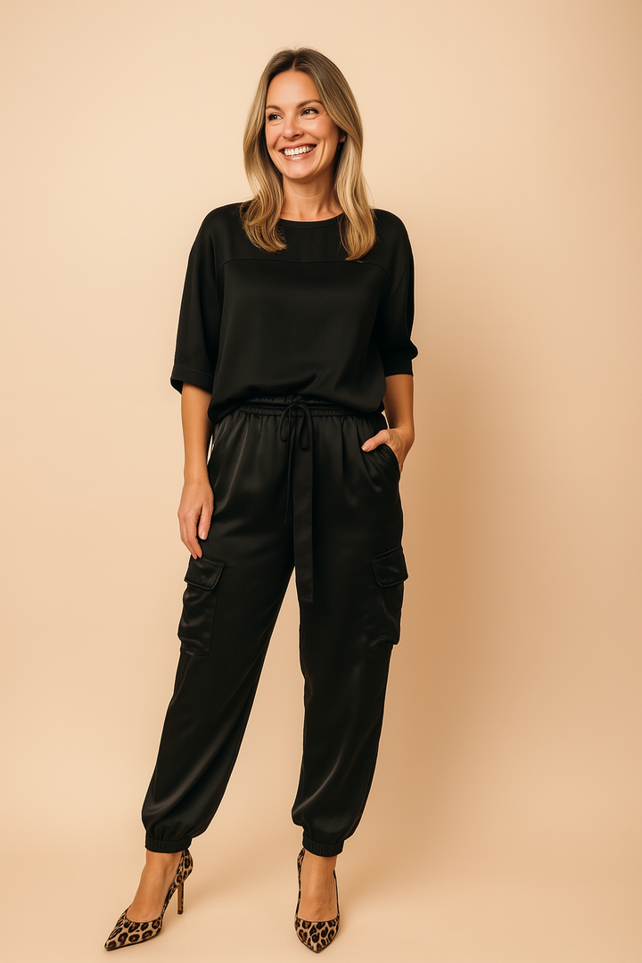 Afslappet dame sæt: Blød bluse og trendy cargobukser med lommer. Ideelt todelt outfit for moderne kvinder.