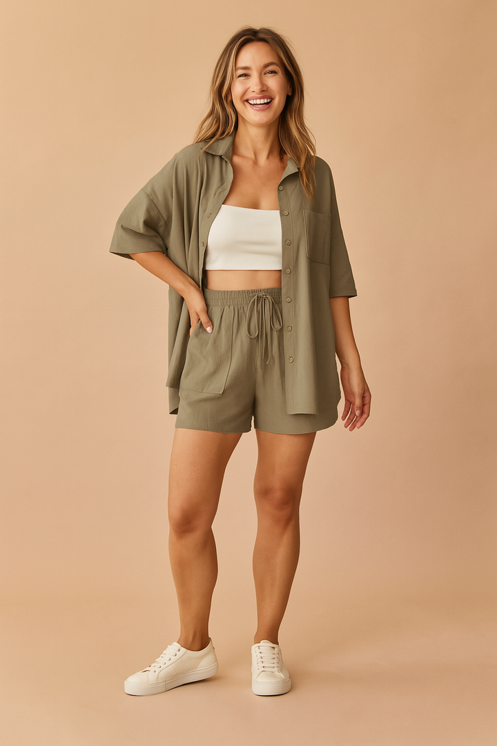 Dame sommermode: todelt sæt med matchende skjorte og shorts for en chic, afslappet stil.
