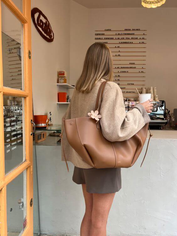 "Dame tote taske i ægte læder, stor størrelse, minimalistisk design, med robuste håndtag og aftagelig skulderrem."
