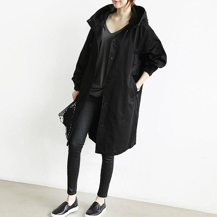 Klassisk dame trenchcoat med hætte. Tidløs stil og komfortabel pasform til forår og efterår.