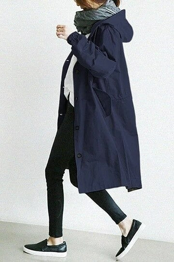 Minimalistisk dametrenchcoat med hætte. En tidløs og let jakke til forårs- og efterårsmode.