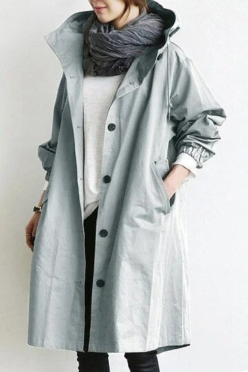 Oversize dame trenchcoat med hætte. Afslappet og moderne stil for komfort i alle vejrforhold.