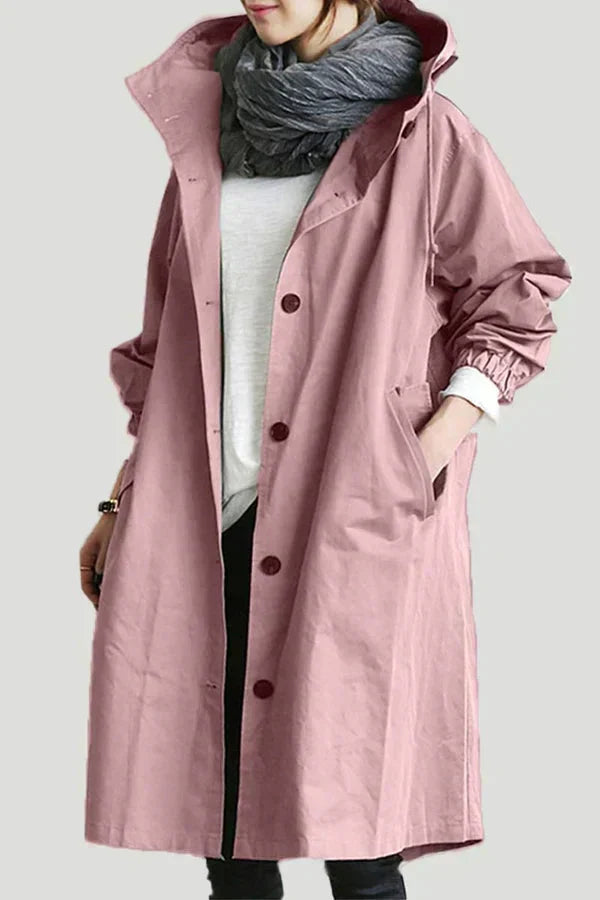 Rejsevenlig dame trenchcoat med hætte. Moderne, stilfuld og letvægts overgangsjakke.