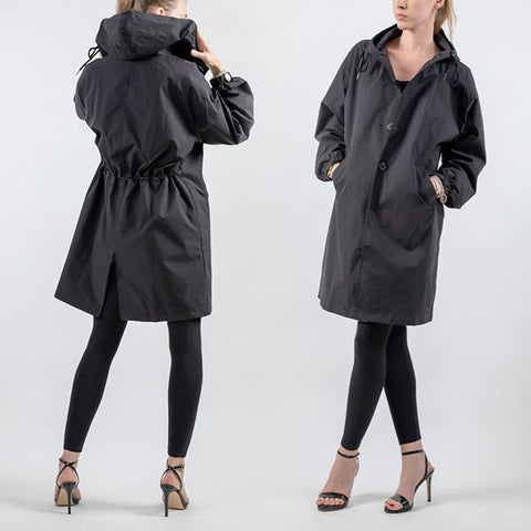 Klassisk dame trenchcoat med hætte. Tidløs elegance og høj komfort til hverdagsbrug.