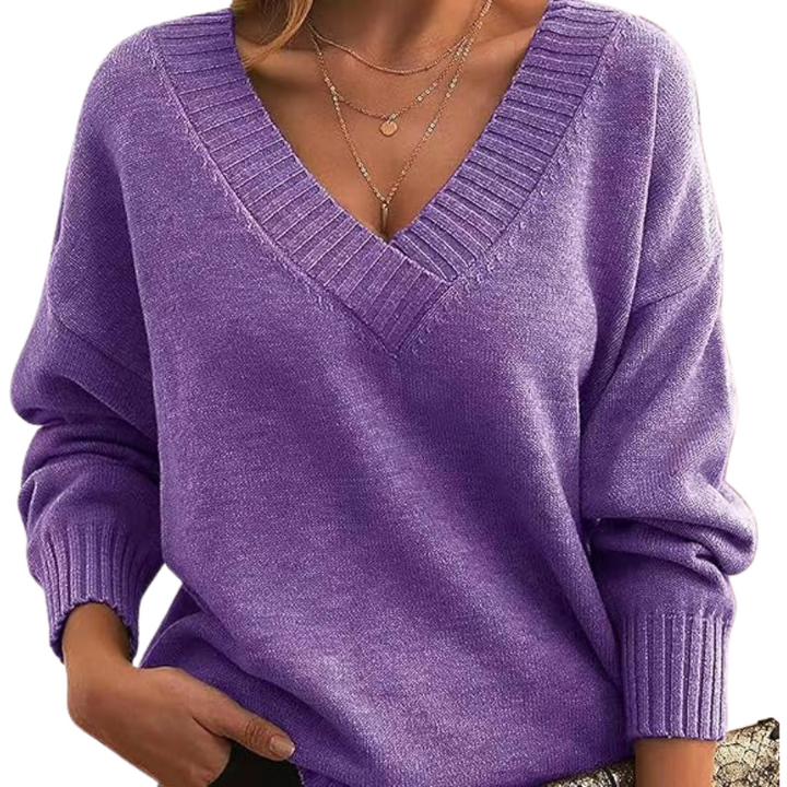 Komfortabel V-hals sweater i strik. Dame model med afslappet pasform, ideel til vinterjakke.
