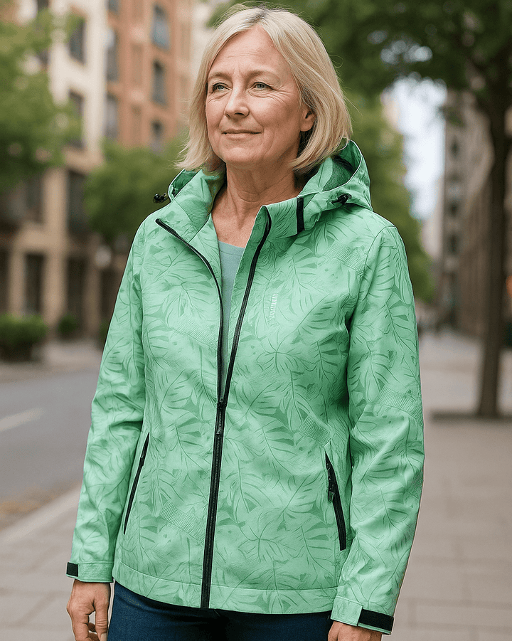 Bagside af åndbar dame fritidsjakke med elegant naturmønster; vandtæt design og letvægtsmateriale.