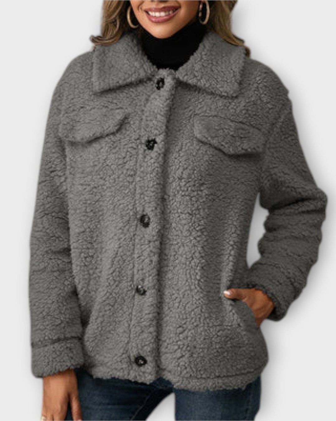 Stilfuld dame hættejakke i hyggelig teddy fleece, ideel som varm vinterjakke til komfort og udendørs aktivitet.