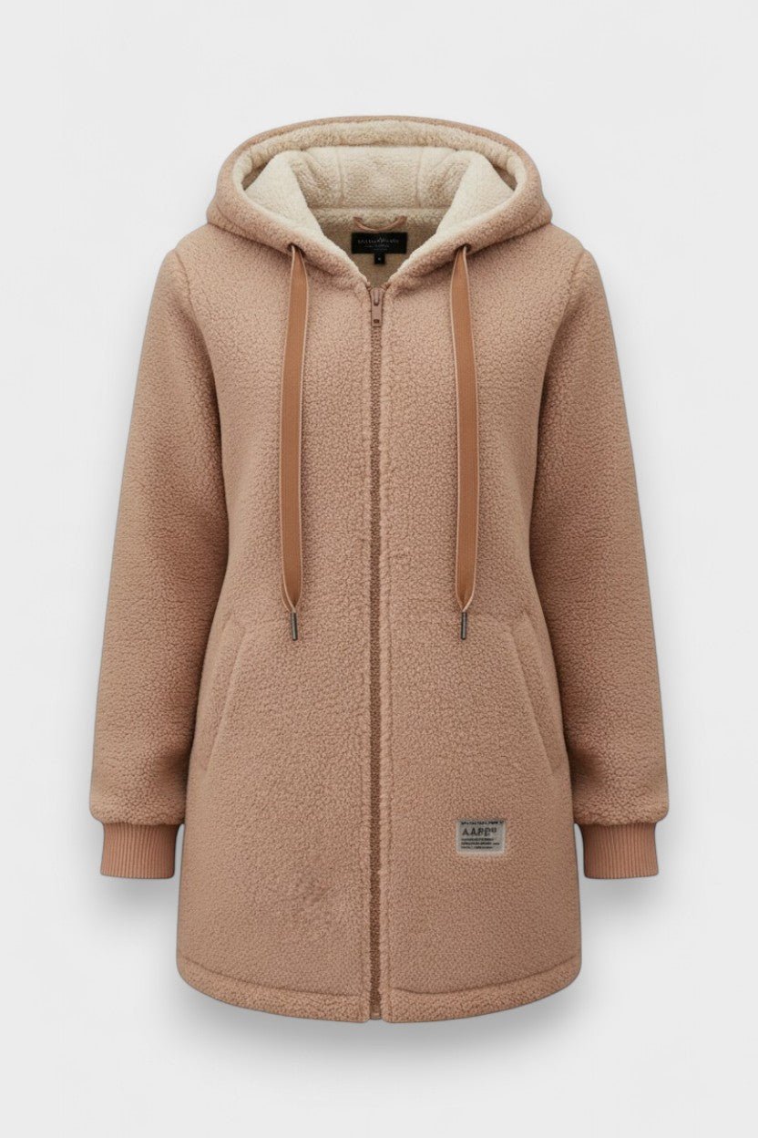 Hyggelig dame hættejakke i teddyfleece. Varm og blød hverdagsjakke til udendørs brug.
