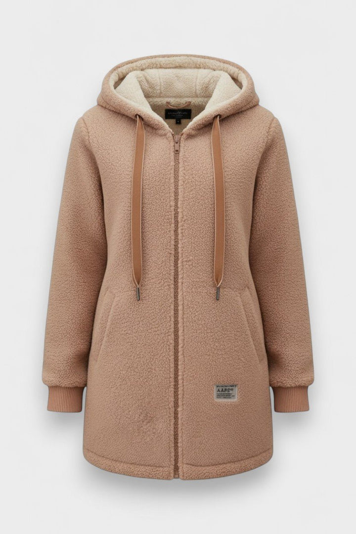Hyggelig dame hættejakke i teddyfleece. Varm og blød hverdagsjakke til udendørs brug.