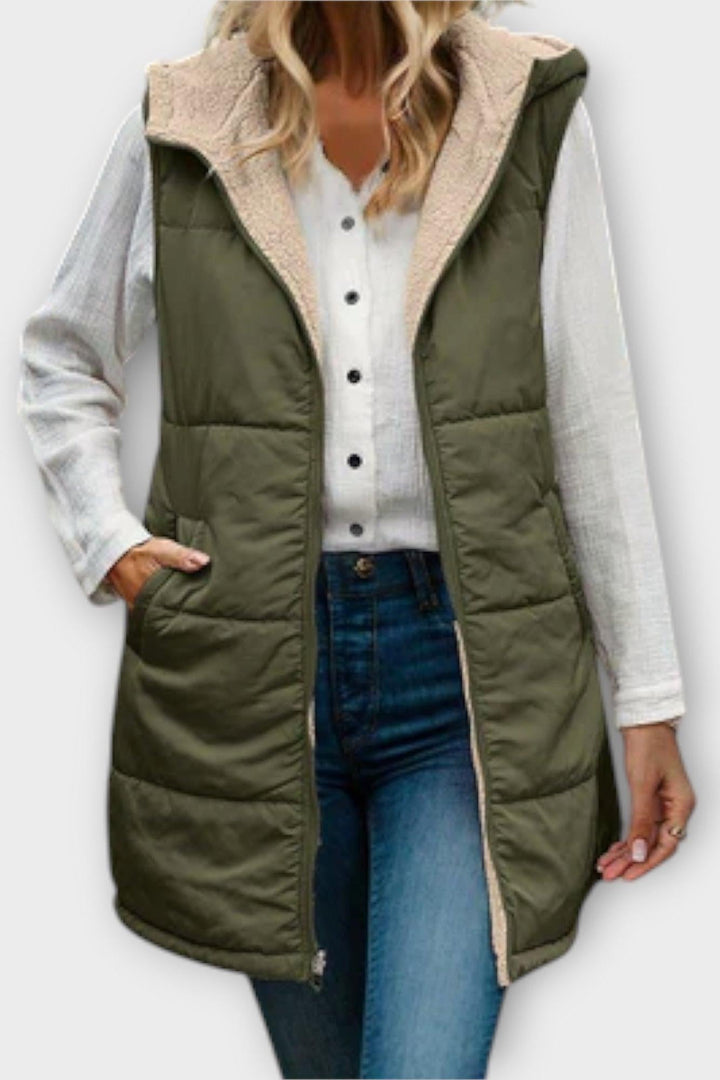 Dame vendbar bodywarmer med blød sherpa fleece og elegant quiltet design, perfekt til efterår og vinter.