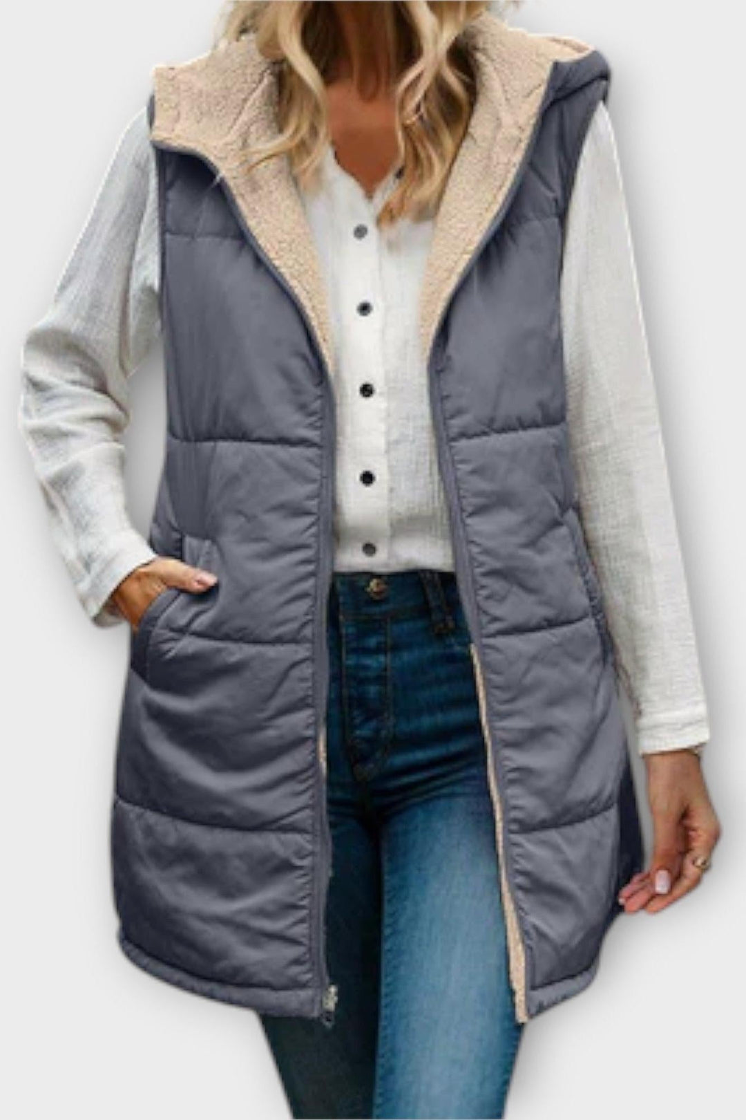 Stilfuld quiltet dame bodywarmer, vendbar for to looks. Moderne vest til efterår og vinter, giver varme.