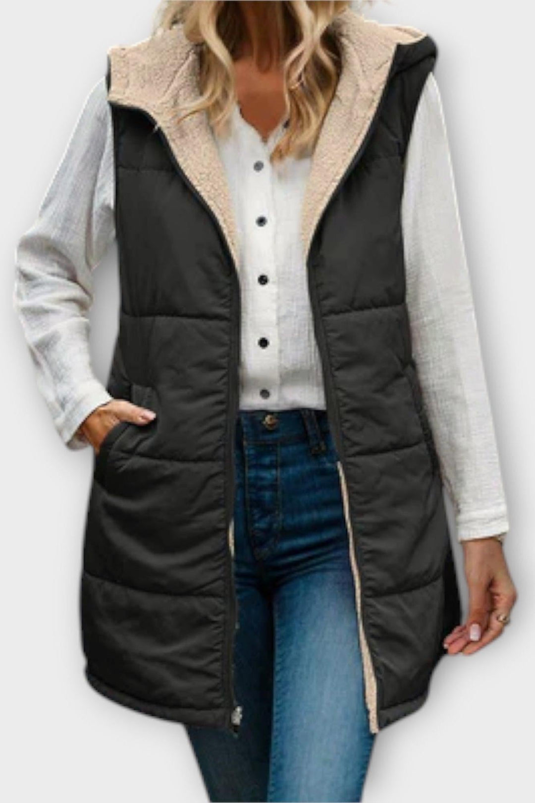Modebevidst dame bodywarmer i vendbart design. Vælg mellem quiltet stil eller blød sherpa for komfort.