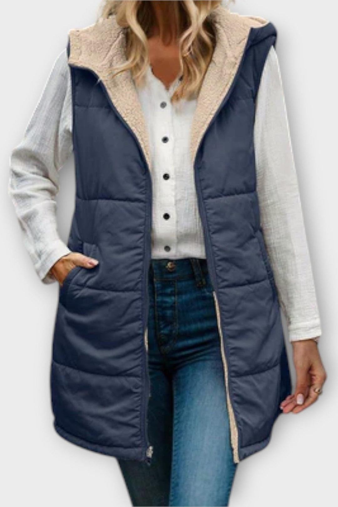 Nærbillede af den bløde sherpa fleece og det stilrene quiltede stof på den vendbare damevest.