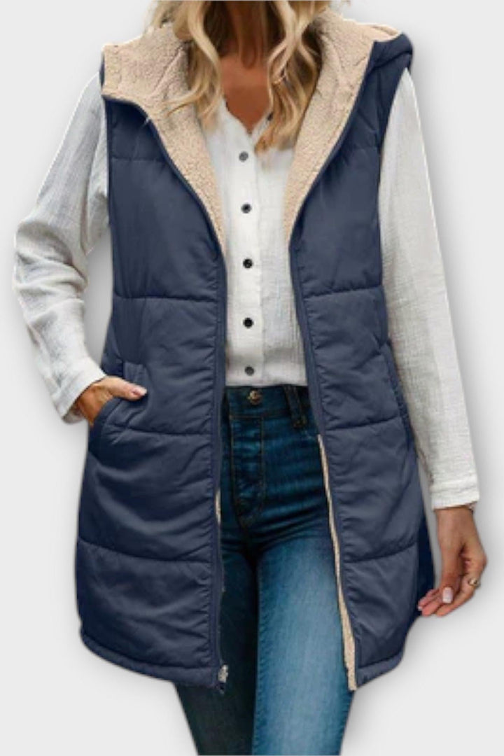 Nærbillede af den bløde sherpa fleece og det stilrene quiltede stof på den vendbare damevest.