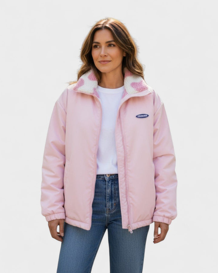 Trendy forårsjakke til kvinder. Vendbar design giver to smarte looks i én komfortabel stil.