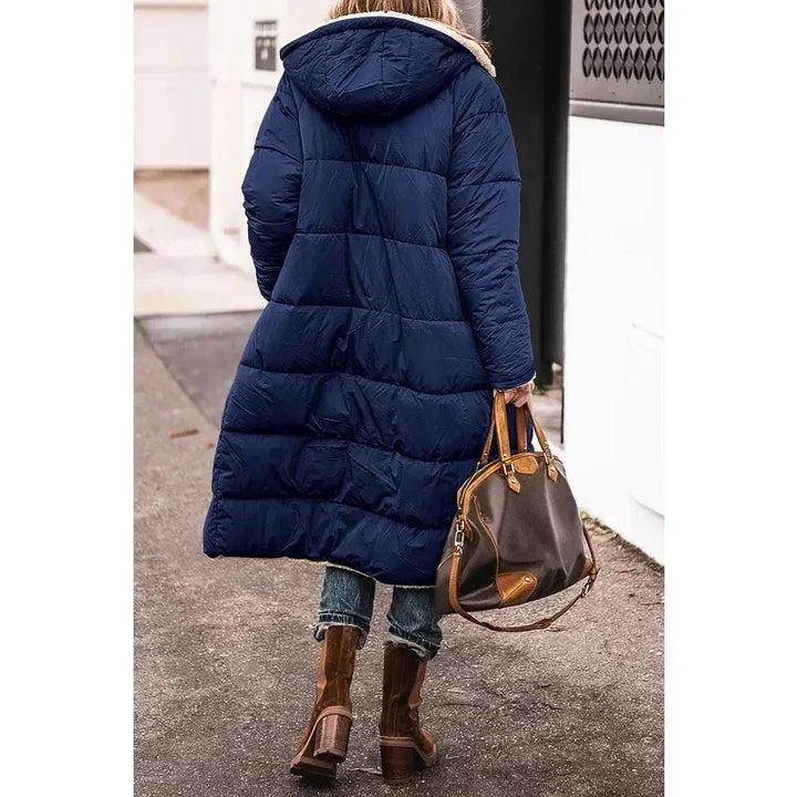 Elegant kvindejakke med hætte. Varm, lang og foret damefrakke, perfekt til den kolde vinter.