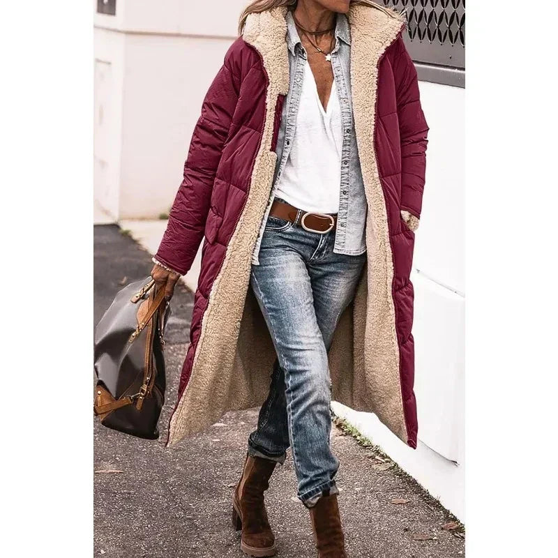 Stilfuld dame vinterfrakke med hætte. Varm og elegant lang jakke til kvinder med komfort.