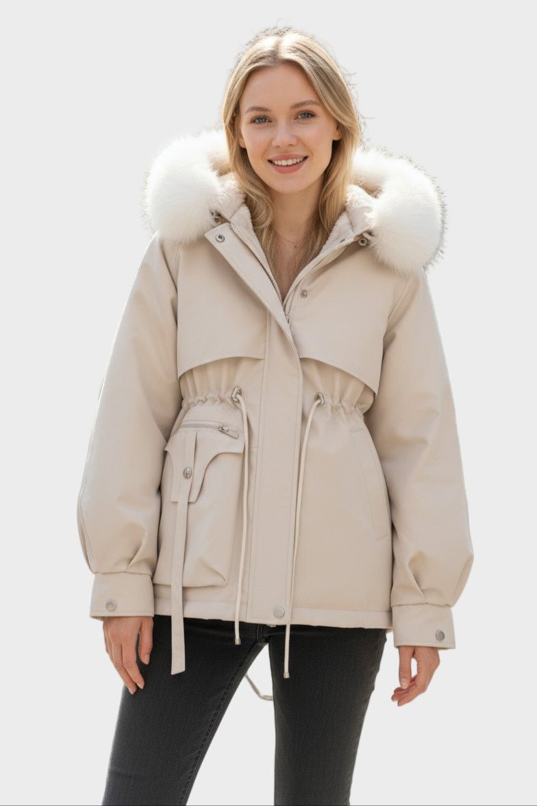 Dame vinterjakke med varm faux fur hætte. Elegant og komfortabel overtøj til kvinder.